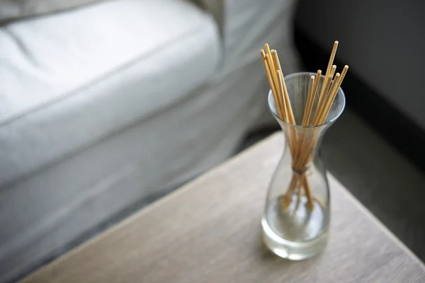 Palitos de olor aromáticos en frasco en la mesa —  Fotos de Stock