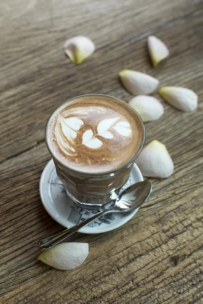 Kawa latte art z miłością na drewnianym stole — Zdjęcie stockowe