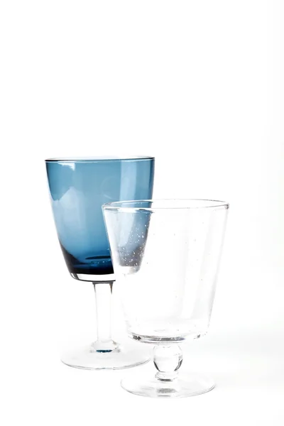 배경에 흰색과 파란색 와인 글라스 — 스톡 사진