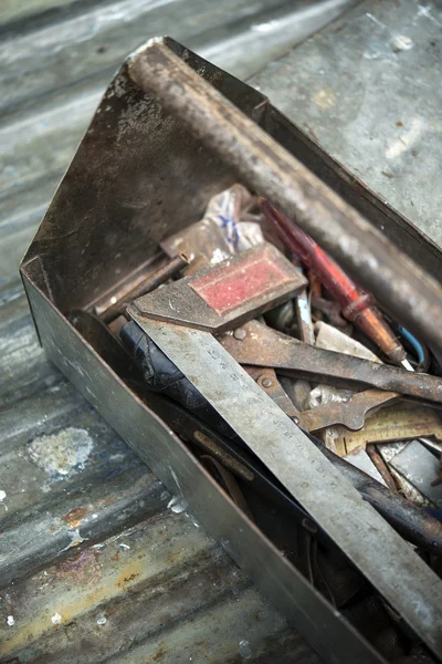 Alte Arbeitsgeräte im Container, hautnah — Stockfoto