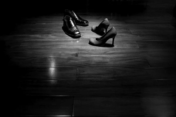 Zapatos de pareja en pista de baile en blanco y negro — Foto de Stock