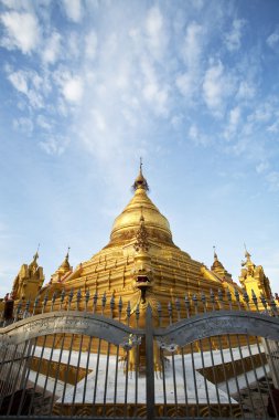 Shwezigon Pagoda veya Shwezigon Paya
