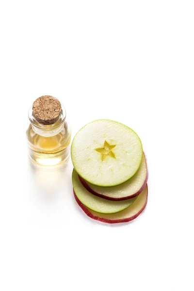 Φέτες μήλου και ξύδι μήλου μηλίτη σε μπουκάλι — Φωτογραφία Αρχείου