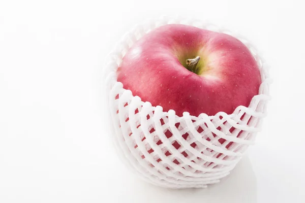 Świeże jabłka japoński z pianki netto ochrony na tle — Zdjęcie stockowe
