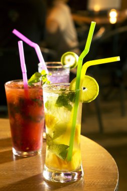 Meyve mojito hizmet masaya