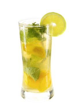 Mango Mojito kokteyl izole