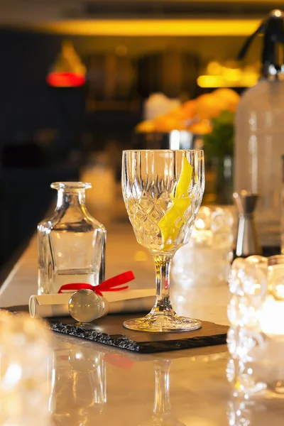 Ponche y bebida de cóctel sirven en la mesa del bar — Foto de Stock
