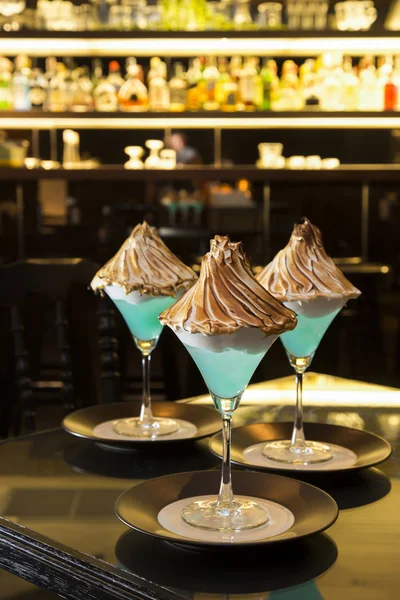 Blå färg cocktail toppning av vispgrädde på bord — Stockfoto