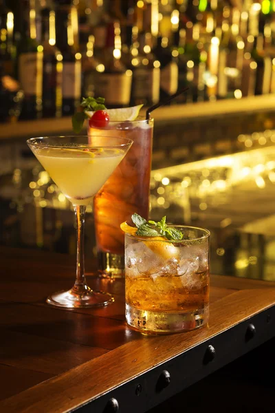 Tres copas de cóctel sirven en la mesa del bar —  Fotos de Stock