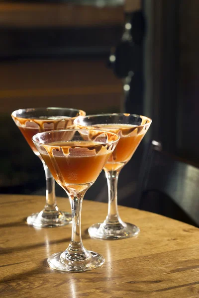 Chocolade smaak bier serveren in een cocktailglas — Stockfoto