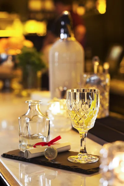 Ponche y bebida de cóctel sirven en la mesa del bar — Foto de Stock