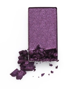 Mor renk yüz makyaj arka plan üzerinde kırık toz
