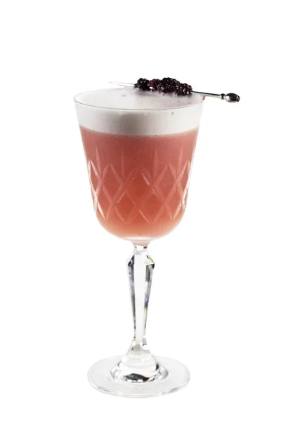鸡尾酒与浆果上白色孤立的粉红色 — 图库照片