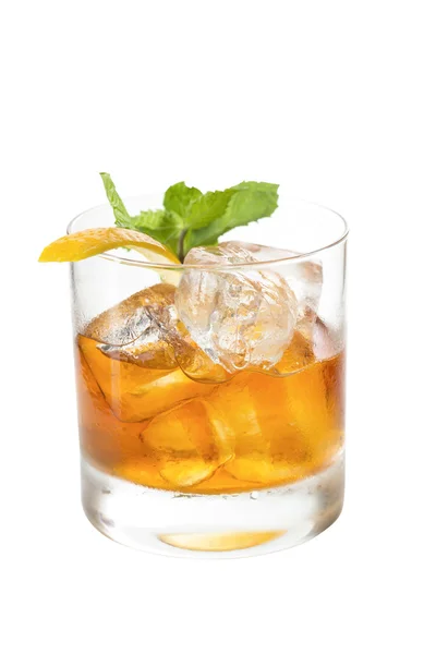 Whisky z cytryna i mięta na białym tle — Zdjęcie stockowe