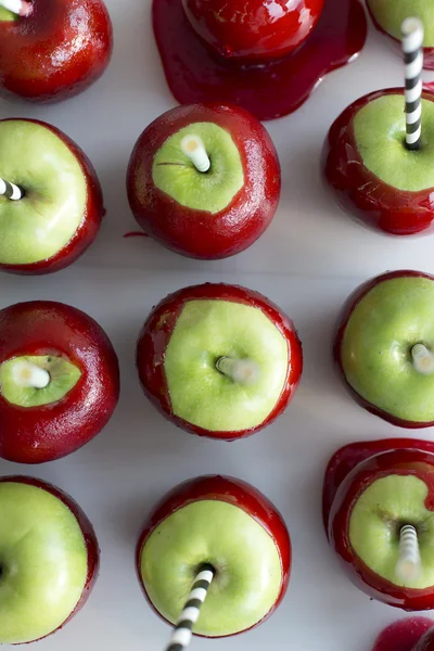 Rangée de bonbons aux pommes, vue de dessus — Photo