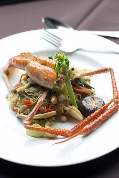 Nouilles frites de style thaïlandais avec de grandes crevettes sur le dessus — Photo