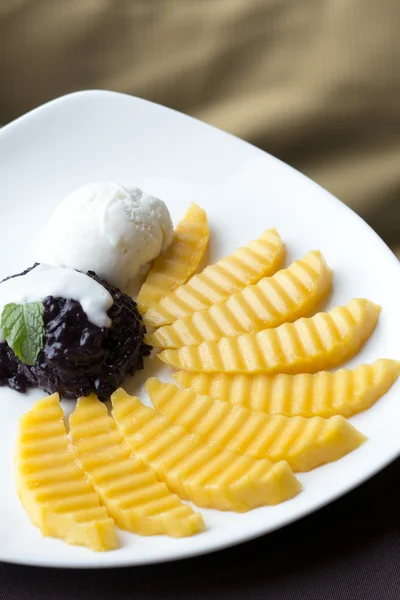 Mango dulce de postre tailandés con arroz pegajoso y helado —  Fotos de Stock