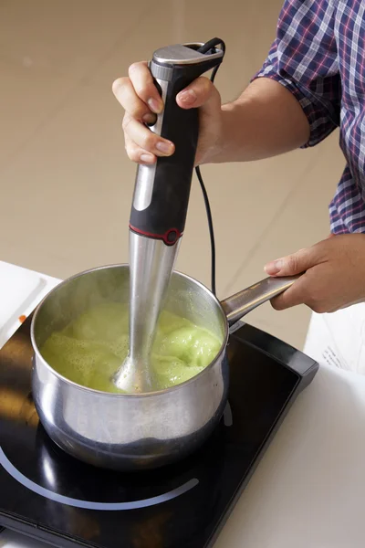 Hand use food blender for making pea soup — Stock Photo, Image