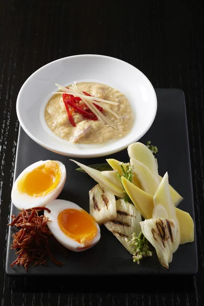 Thajském stylu krabí pasta s varu vejcem a grilovanou zeleninou — Stock fotografie
