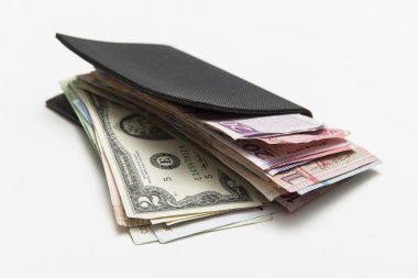 Pasaport cep arka plan üzerinde para dolu
