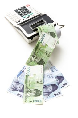 Güney Kore para faturaları hesap makinesi arka plan üzerine çık
