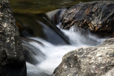 Doğada rock ve su akışı