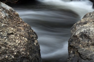 Doğada rock ve su akışı