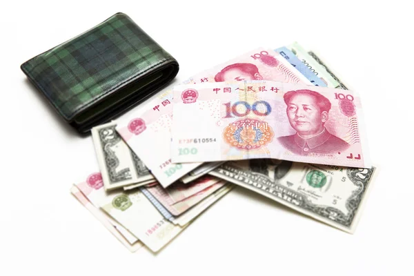 China-Scheine auf fremdem Geld mit grünem Portemonnaie — Stockfoto