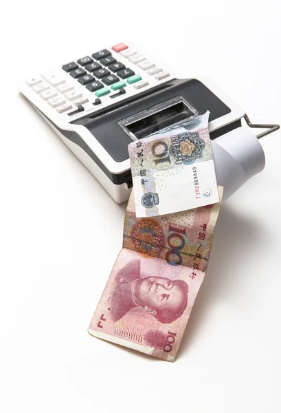 Hundertundzehn Yuan-Scheine aus China kommen aus dem Taschenrechner auf bac — Stockfoto