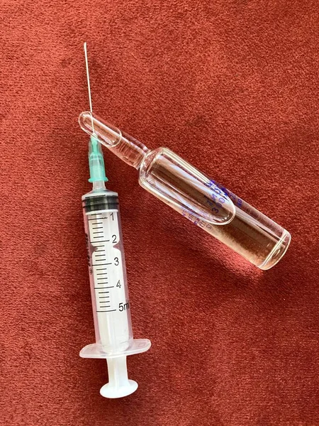 Flasche Coronavirus Impfstoff Mit Spritze Mit Rotem Hintergrund — Stockfoto