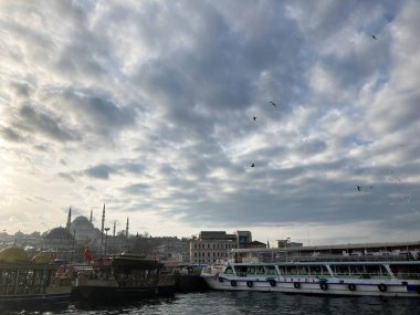 İstanbul Türkiye - 23 Ocak 2021: Deniz, tarihi yerler ve gezginlerden şehrin ünlü meydanı