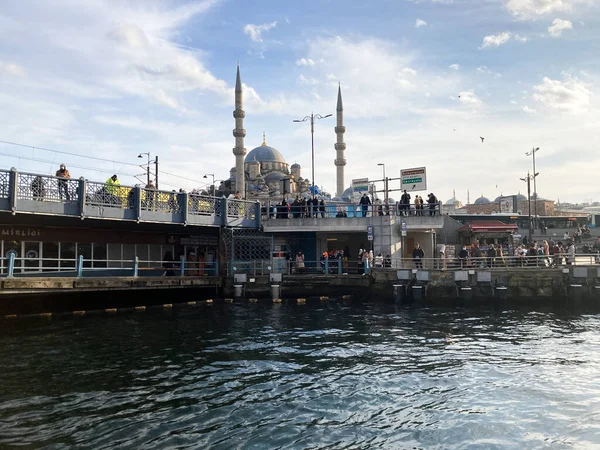 İstanbul Türkiye - 23 Ocak 2021: Deniz, tarihi yerler ve gezginlerden şehrin ünlü meydanı