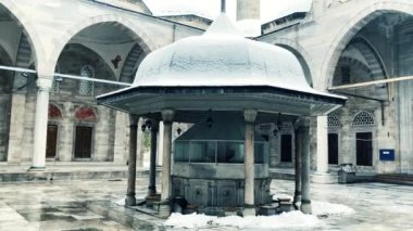 Karlı bir günde sehzadebasi camii manzarası