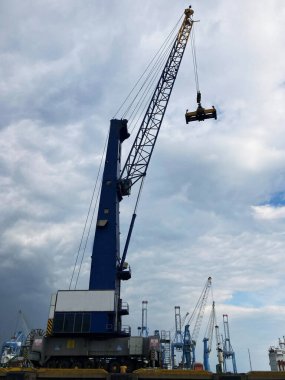 Gemileri yükleyen uluslararası liman konteynırlarının görüntüsü