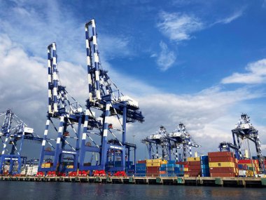 Gemileri yükleyen uluslararası liman konteynırlarının görüntüsü