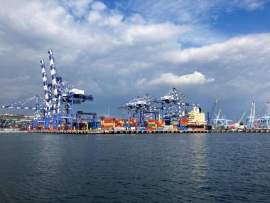 Gemileri yükleyen uluslararası liman konteynırlarının görüntüsü