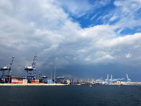 Gemileri yükleyen uluslararası liman konteynırlarının görüntüsü