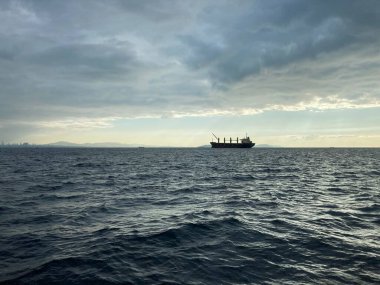 kargo gemisi görünümü bulutlu havada
