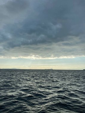 kargo gemisi görünümü bulutlu havada