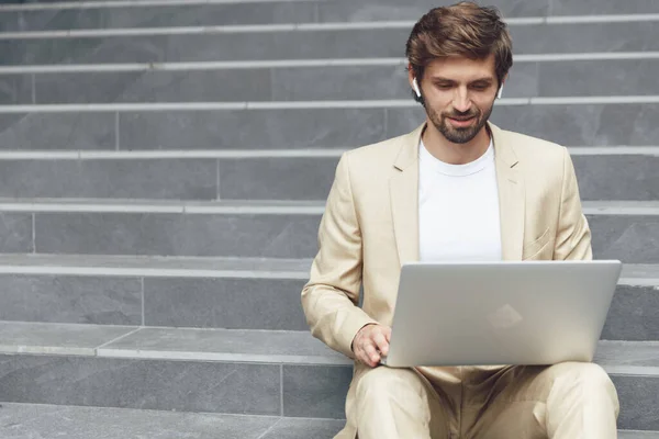 Joven Hombre Confianza Traje Negocios Usando Portátil Para Trabajo Mientras — Foto de Stock