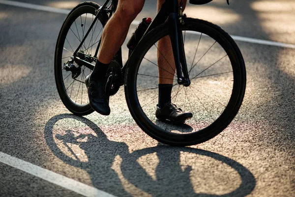 Großaufnahme Kräftiger Männerbeine Sportschuhen Die Aktiv Fahrrad Fahren Auf Asphaltierten — Stockfoto