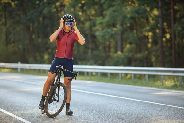 Verantwortlicher Sportler Mit Schwarzem Helm Zum Schutz Während Der Fahrt — Stockfoto