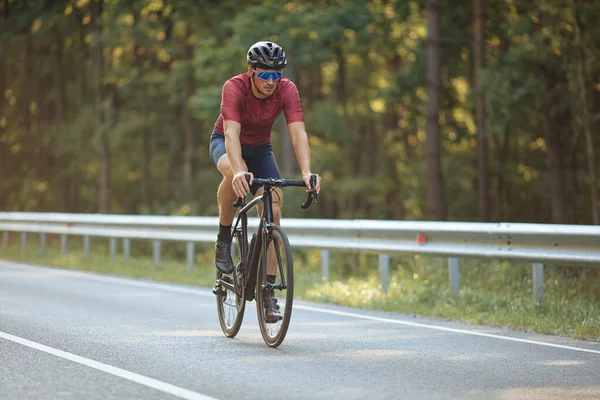 Silny Brodaty Mężczyzna Ubrany Kask Ochronny Okulary Uprawiające Sport Rowerze — Zdjęcie stockowe