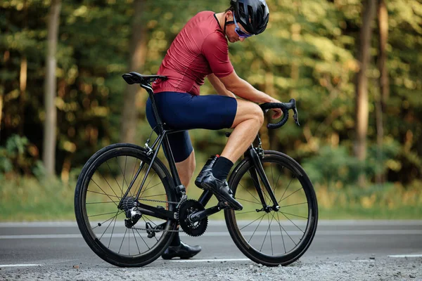 Junger Mann Mit Athletischer Körperform Steht Mit Schwarzem Fahrrad Auf — Stockfoto