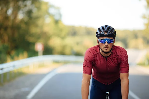 Lub Męskiego Rowerzysty Kasku Ochronnym Lustrzanych Okularach Jeżdżących Utwardzonej Drodze — Zdjęcie stockowe