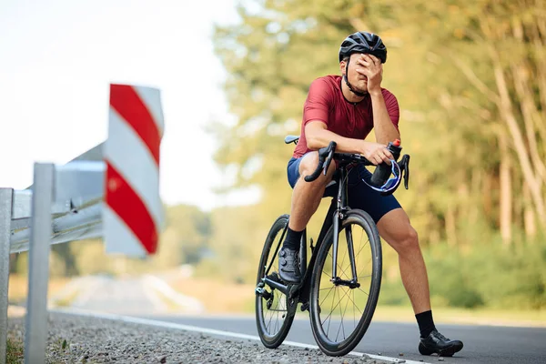 Cycliste Professionnel Dans Casque Sentant Fort Épuisement Après Une Longue — Photo