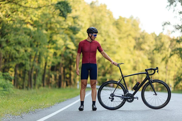 Ganzes Porträt Eines Jungen Mannes Mit Kräftigen Beinen Der Mit — Stockfoto