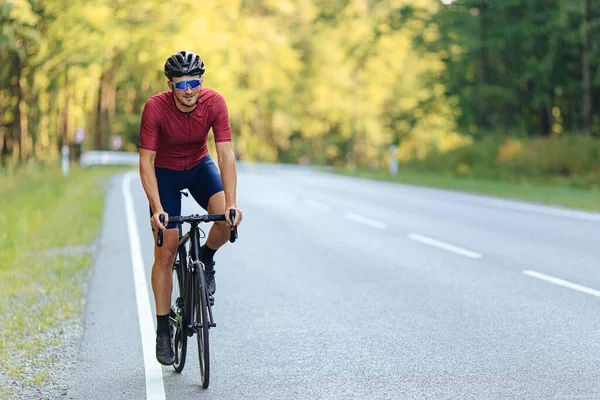 Lächelnder Gutaussehender Mann Mit Schutzhelm Und Verspiegelter Brille Beim Rennradfahren — Stockfoto