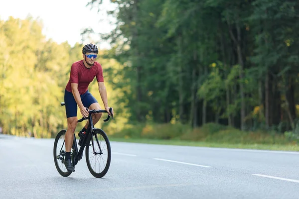 Junger Mann Mit Athletischem Körper Fährt Fahrrad Auf Der Straße — Stockfoto