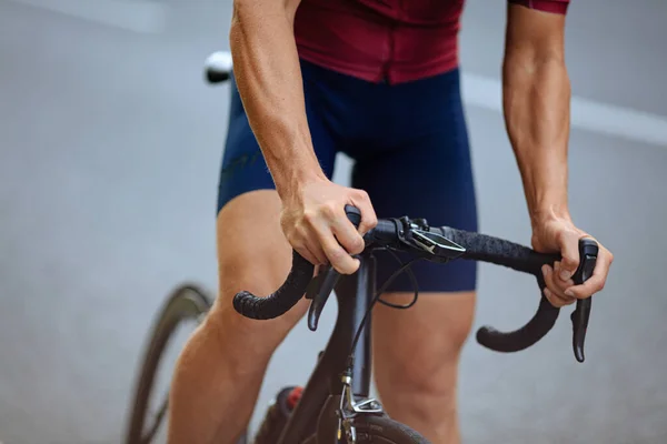 옥외에서 자전거를 근육질 선수의 모습을 가까이서 공기로 훈련받은 사이클 리스트 — 스톡 사진